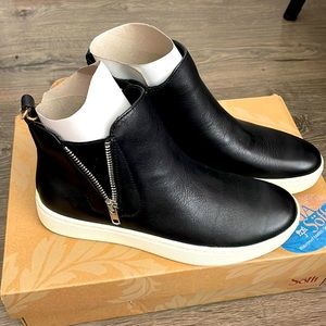 Soft Britton Zip Shoes size 6.5